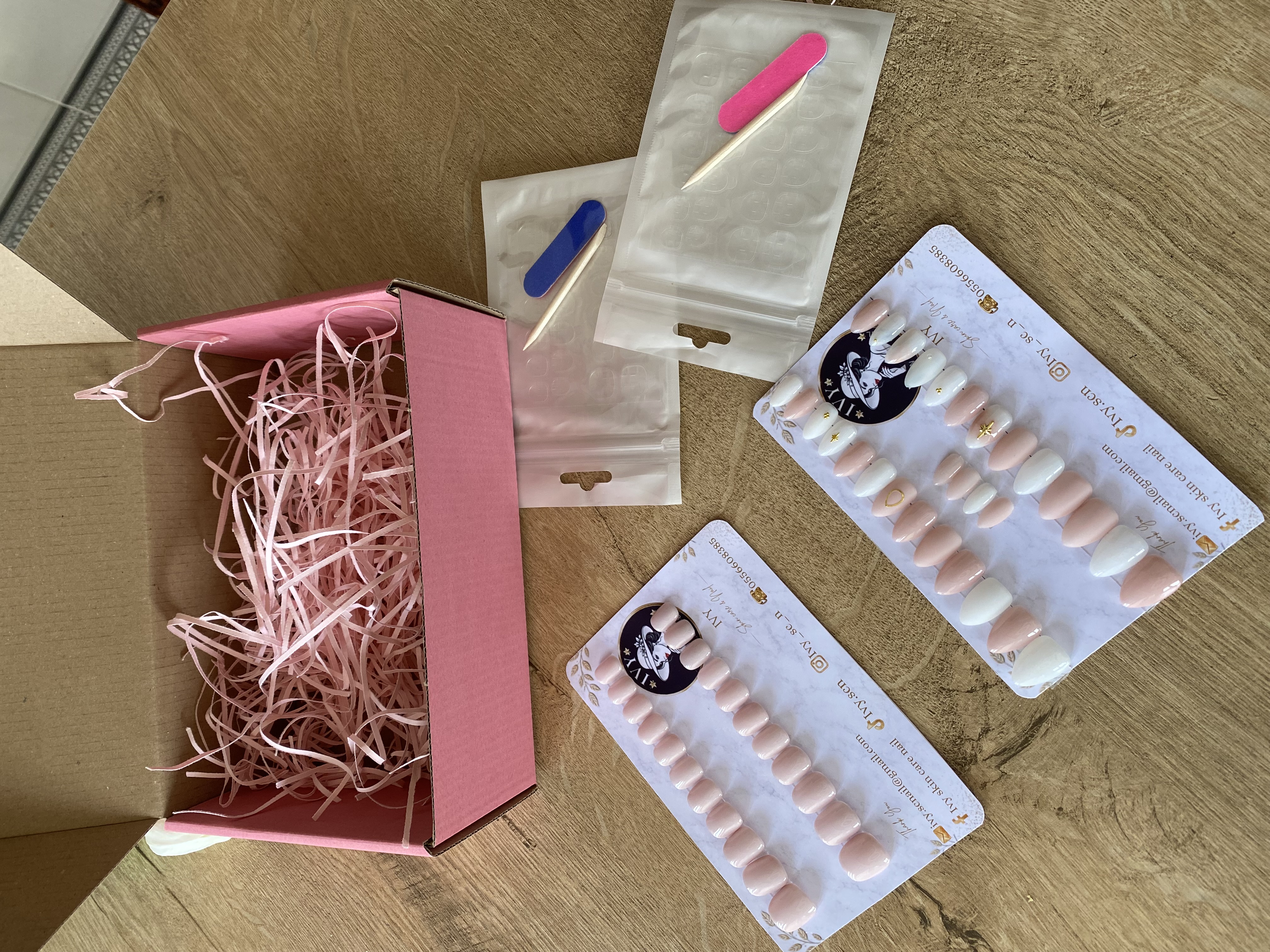 Press on nails
